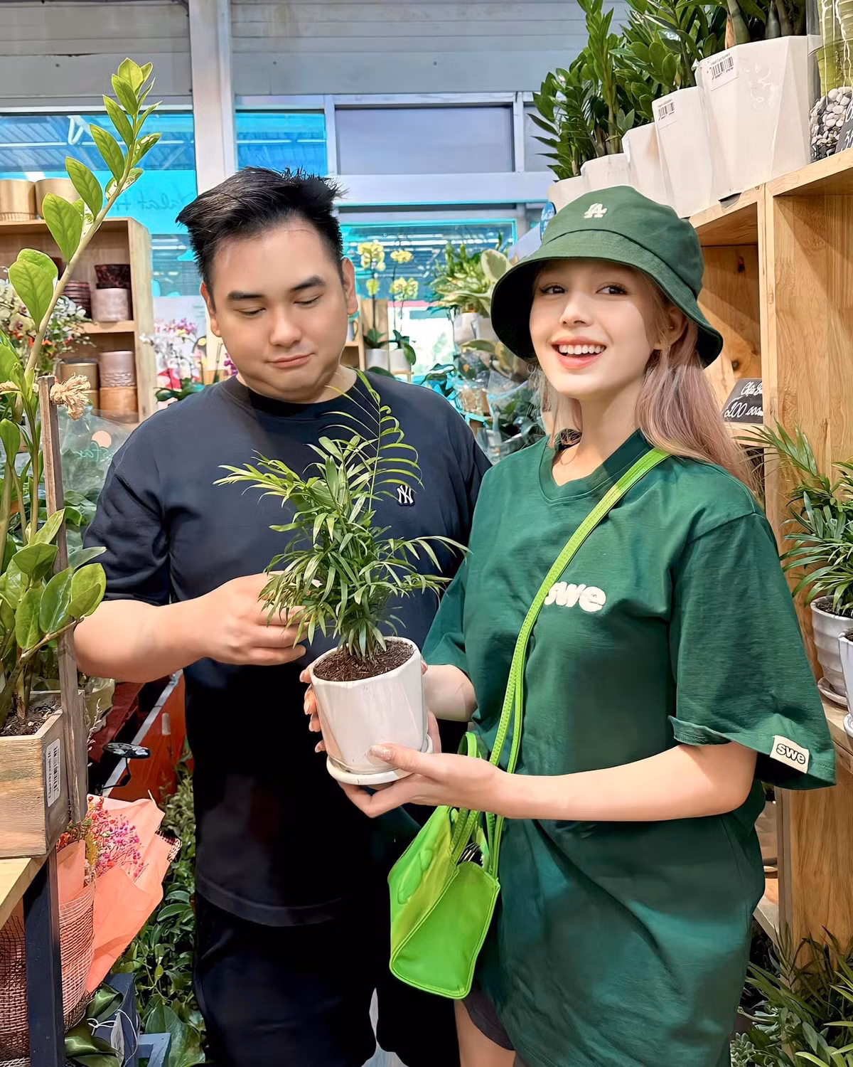 Hiện tại dù gia đình chồng có điều kiện nhưng Xoài Non vẫn làm rất nhiều việc khác nhau như mẫu ảnh, gắn link tiếp thị liên kết, đóng quảng cáo và phim ngắn,... tự kiếm tiền lo cho bản thân.