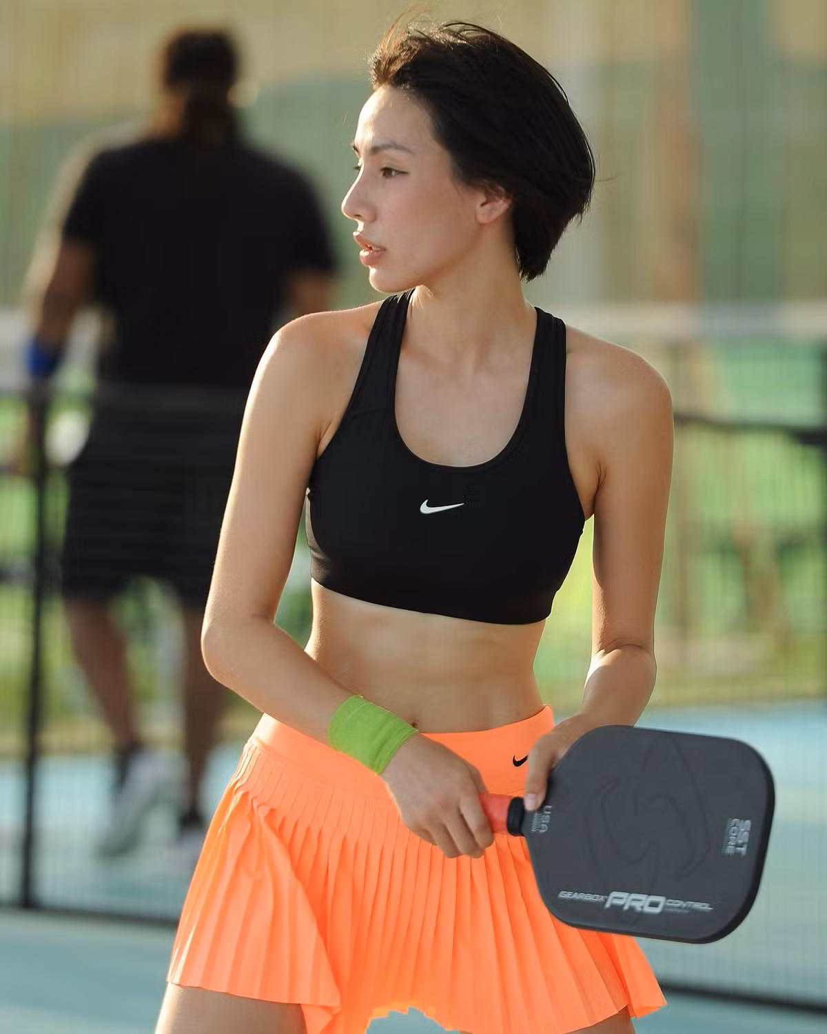 Thời gian gần đây, xu hướng chơi pickle ball đang khiến nhiều bạn trẻ quan tâm, kèm theo đó phong cách thời trang mang hơi hướng thể thao cũng được chú ý.