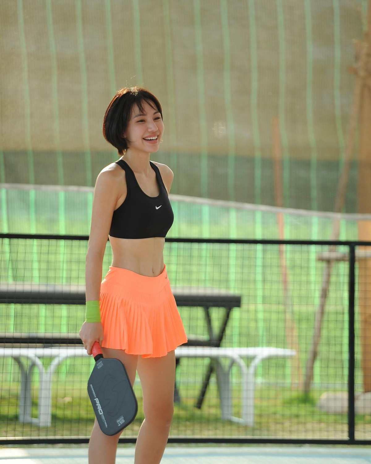 Bộ cánh mang hơi hướng sporty khỏe khoắn, khoe được vóc dáng của Gigi Hương Giang.