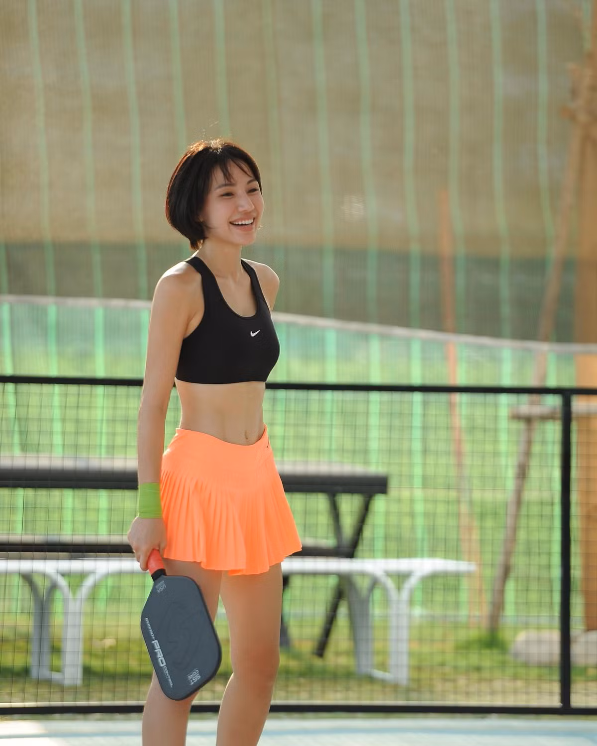 Bộ cánh mang hơi hướng sporty khỏe khoắn, khoe được vóc dáng của Gigi Hương Giang.