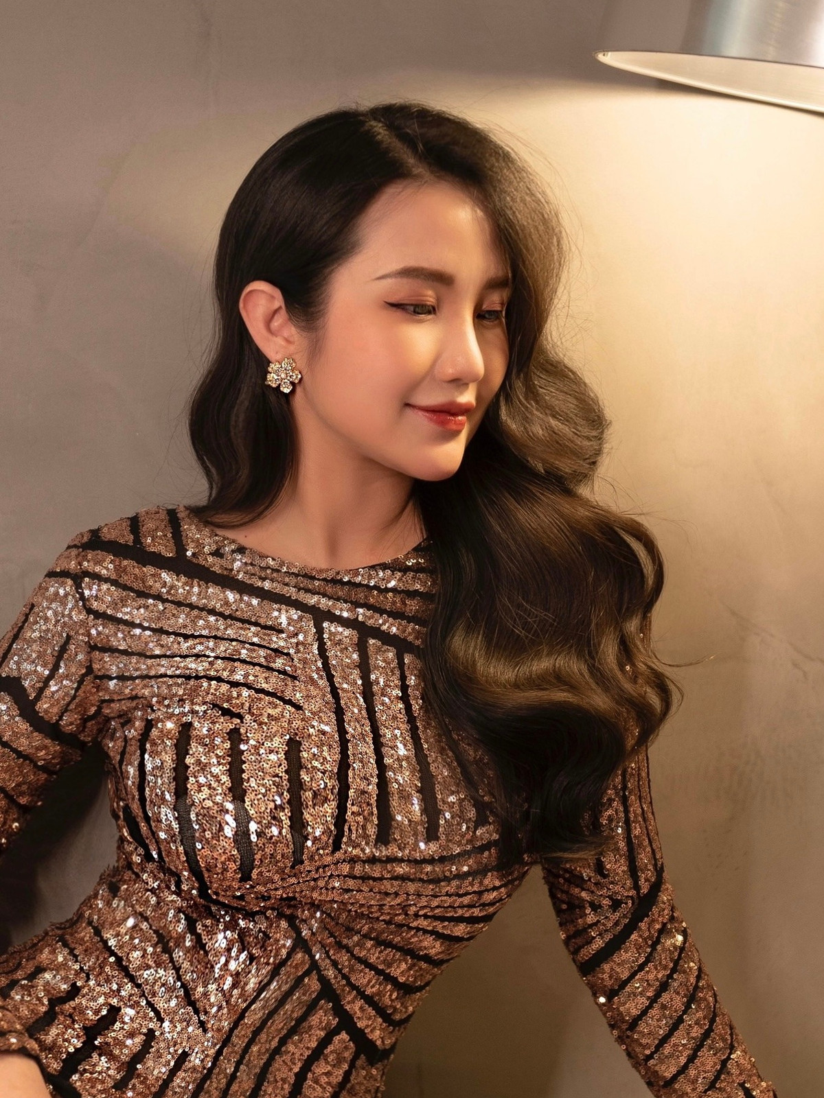 Đến đây, dân mạng liên tục xuýt xoa Phan Thành chăm vợ khéo quá đi thôi, đẹp chuẩn "gái một con trông mòn con mắt".