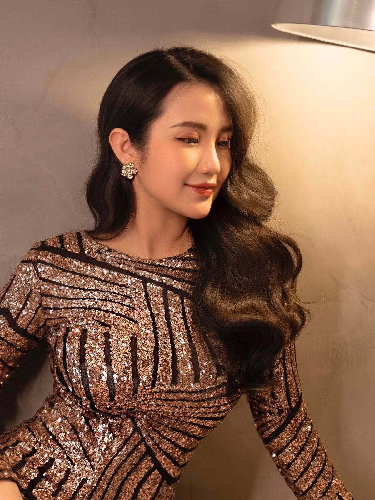 Đến đây, dân mạng liên tục xuýt xoa Phan Thành chăm vợ khéo quá đi thôi, đẹp chuẩn "gái một con trông mòn con mắt".