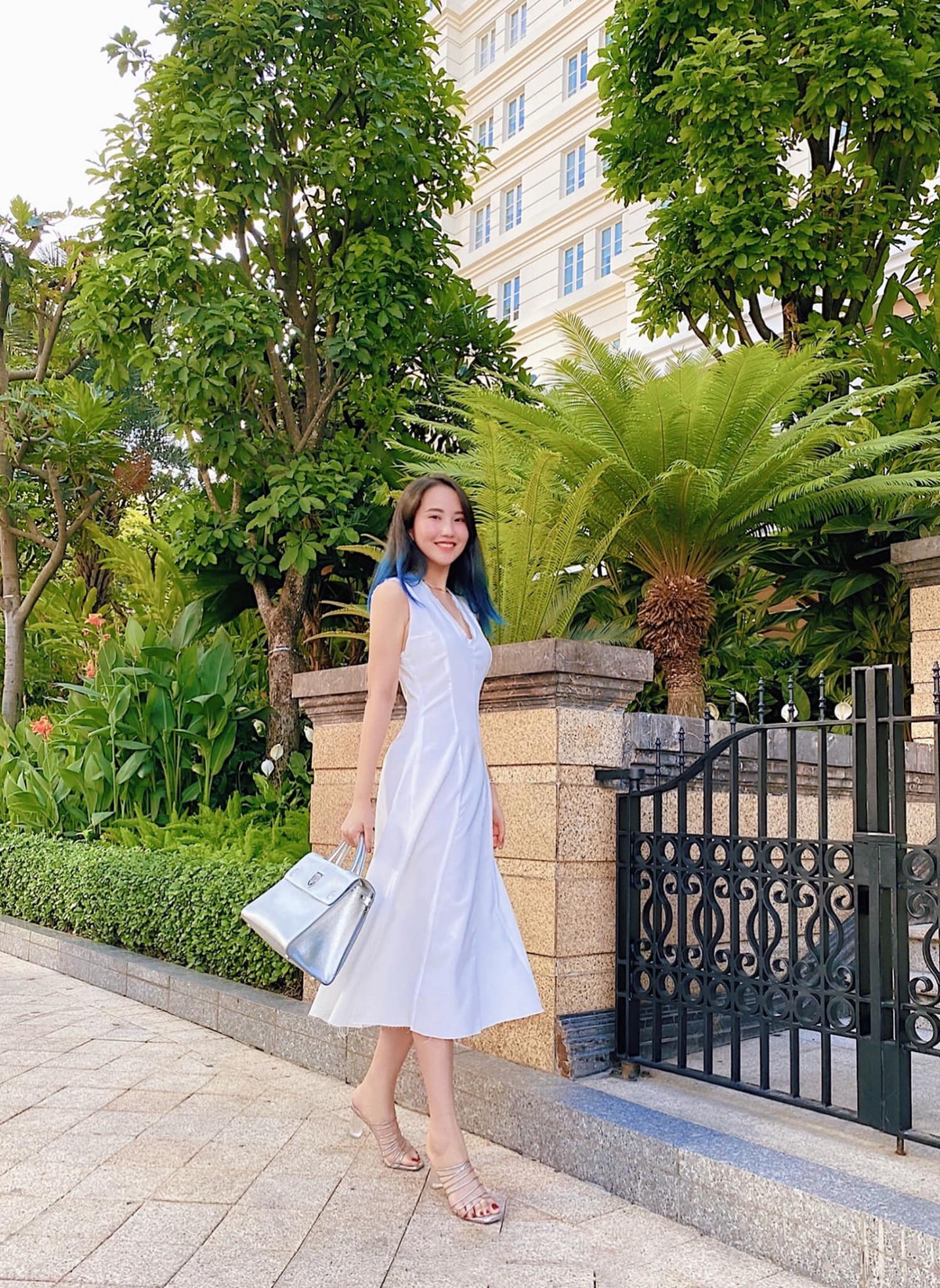 Dù không trang điểm cầu kỳ nhưng nhan sắc của nàng dâu hào môn được nhận xét ngày một thăng hạng.