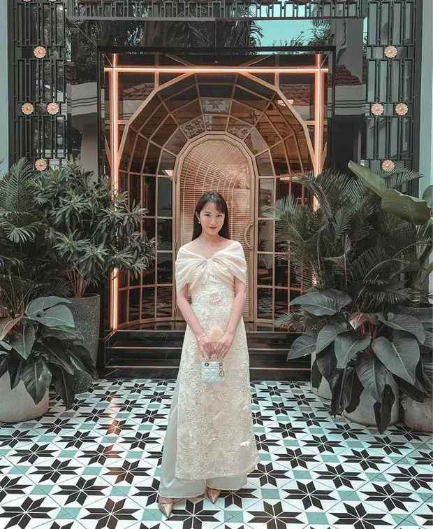 Khoe ảnh bản thân, vợ Phan Thành viết: "Ngày của những bộ áo dài sắp đến. Một năm mặc có một lần thôi nên chắc phải mặc 5 ngày liên tục luôn”.