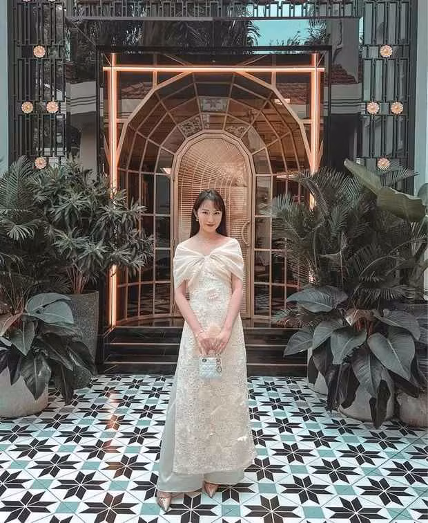 Khoe ảnh bản thân, vợ Phan Thành viết: "Ngày của những bộ áo dài sắp đến. Một năm mặc có một lần thôi nên chắc phải mặc 5 ngày liên tục luôn”.