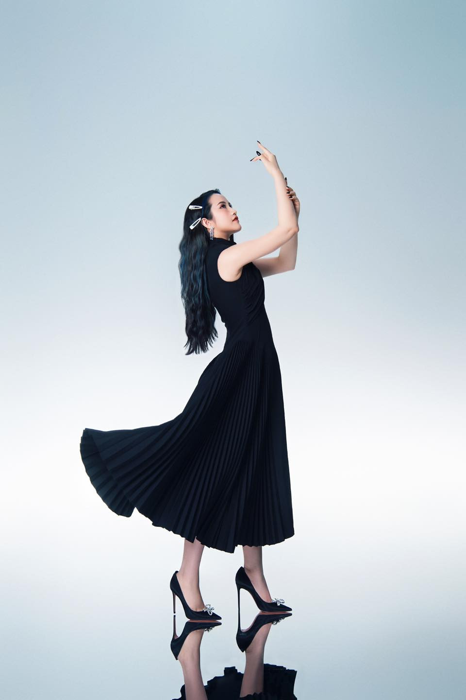 Trước đó không lâu, Primmy Trương thay đổi phong cách ăn mặc, diện đầm đỏ 2 dây, cắt cúp ngực gợi cảm, trang điểm đậm cùng tông màu trang phục