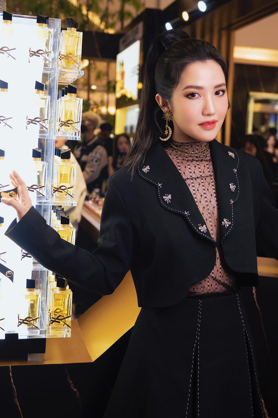 Đặc biệt, hậu cảnh phía sau 9X cũng làm không ít người choáng ngợp. Từ cửa ra vào đến tường xung quanh cho thấy căn nhà nhìn rất hoành tráng.