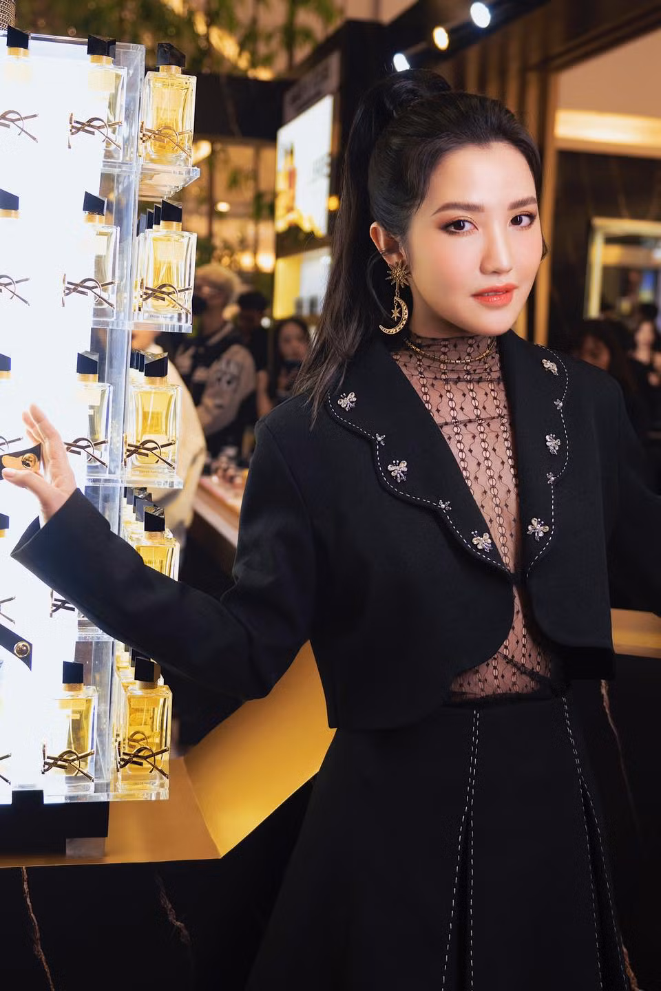 Đặc biệt, hậu cảnh phía sau 9X cũng làm không ít người choáng ngợp. Từ cửa ra vào đến tường xung quanh cho thấy căn nhà nhìn rất hoành tráng.