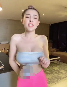 Với chiếc váy lưới này, ngoài lộ vùng nhạy cảm ở vòng 1, "hot girl ngực khủng" Ngân 98 còn hở nguyên vòng 3 trước ống kính.