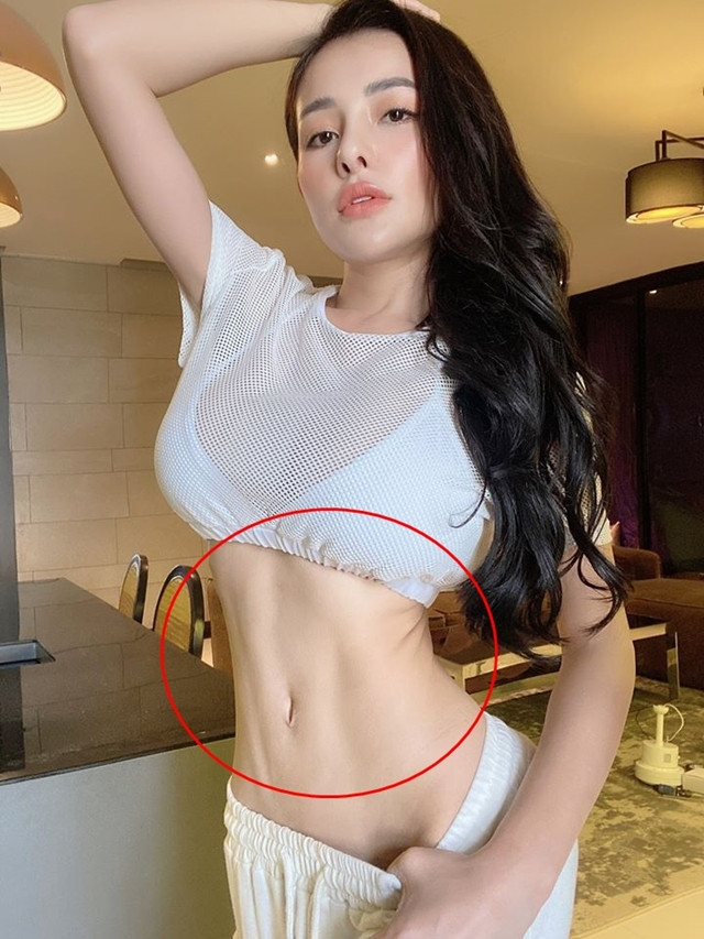 Cách đây chưa lâu, Tháng 7/2020, Ngân 98 bị phạt cấm diễn 4 tháng khi mặc bikini phản cảm đi diễn ở bar.
