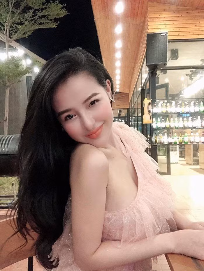 Cụ thể, Ngân 98 nói: "Nhiều người ngộ lắm, cứ thấy Ngân ăn mặc gợi cảm chút xíu là chửi, chửi tới cha tới mẹ người ta luôn vậy đó. Mà trong khi Ngân chỉ mặc gợi cảm thôi, chứ Ngân không hề cướp chồng hay giật bồ của ai hết".