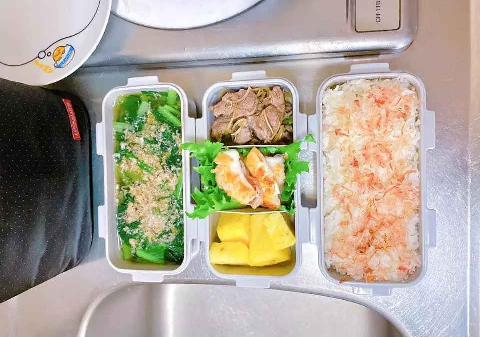 Hạnh cho biết: "Chuẩn bị cơm hộp cho chồng mang đi làm, mình thấy anh đảm bảo sức khoẻ hơn so với mua cơm hộp tại Nhật. Thường những xuất cơm sẵn thì nhiều dầu mỡ khá là ngán nên khi được vợ chuẩn bị cơm nhà đem đi thì anh được ăn uống đủ chất và hợp vị hơn''.