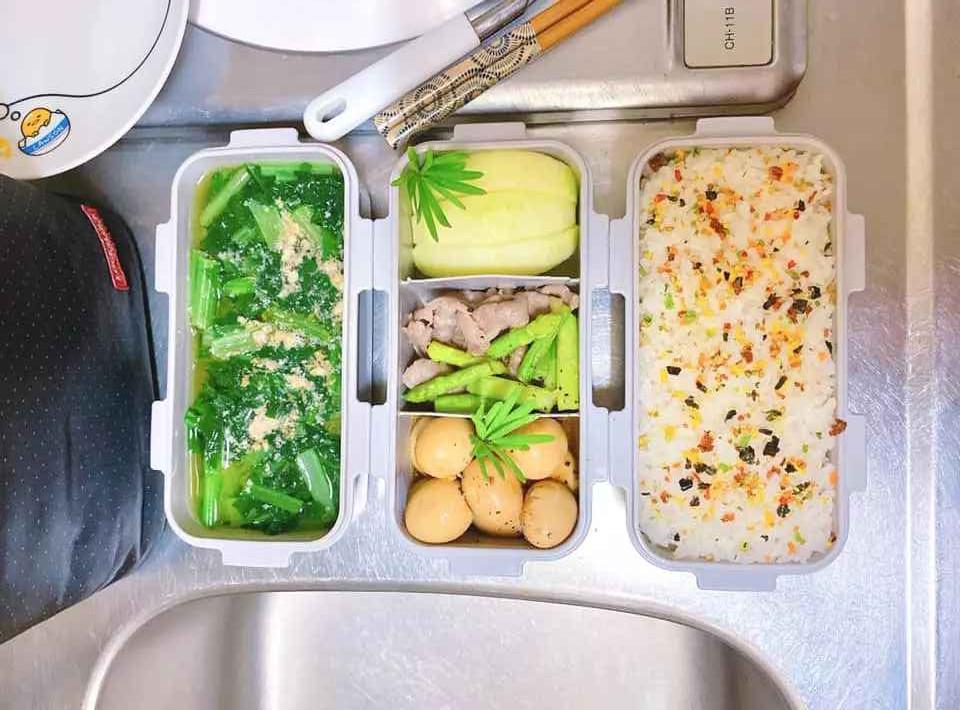 Chính vì vậy, cô luôn dành ra 30 phút mỗi buổi sáng để nấu những hộp cơm đơn giản, kkông cầu kỳ.