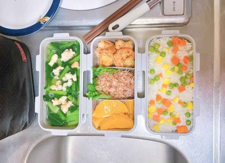 Mỗi ngày xách hộp cơm đi làm, chồng của cô luôn mang trong mình tâm trạng vui vẻ, hạnh phúc khi có vợ đảm nấu ăn cho. Cuối ngày đi làm về, 2 vợ chồng cô cũng thường xuyên vào bếp cùng nhau nấu những món ăn mà mình yêu thích