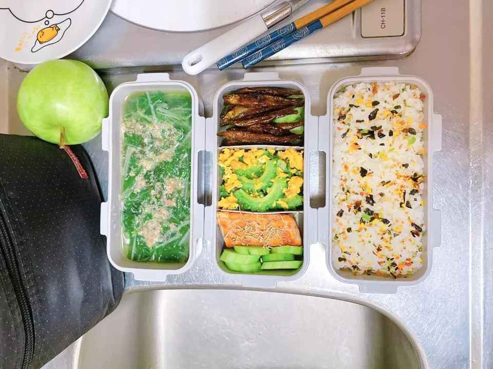 Cuối ngày đi làm về, 2 vợ chồng cô cũng thường xuyên vào bếp cùng nhau nấu những món ăn mà mình yêu thích.