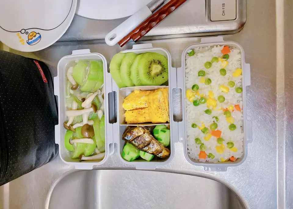 Mỗi hộp cơm, vợ trẻ đều chú trọng đến vấn đề sức khoẻ, hạn chế dầu mỡ và đủ chất rau củ quả thịt cá và đa dạng món ăn để không bị nhàm chán.