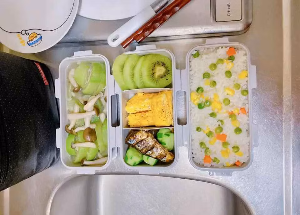 Mỗi hộp cơm, vợ trẻ đều chú trọng đến vấn đề sức khoẻ, hạn chế dầu mỡ và đủ chất rau củ quả thịt cá và đa dạng món ăn để không bị nhàm chán.