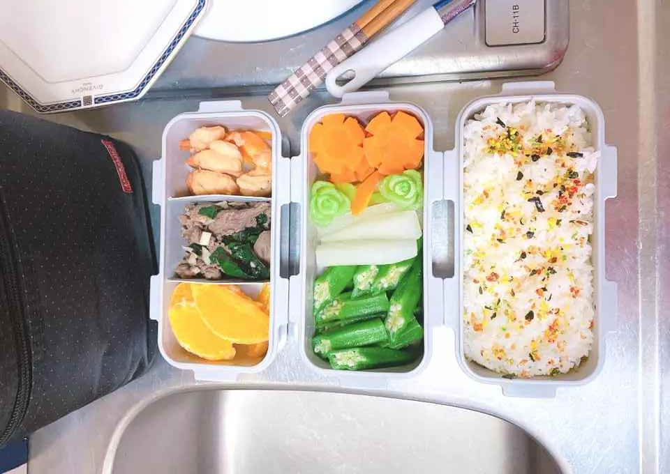 Để thuận tiện cho việc nấu ăn, với các món chiên, cô vợ 9x sử dụng nồi chiên không dầu vừa đảm bảo sức khỏe vừa tiết kiệm thời gian hoặc có những món cần thời gian hầm thì cô dùng nồi áp suất.