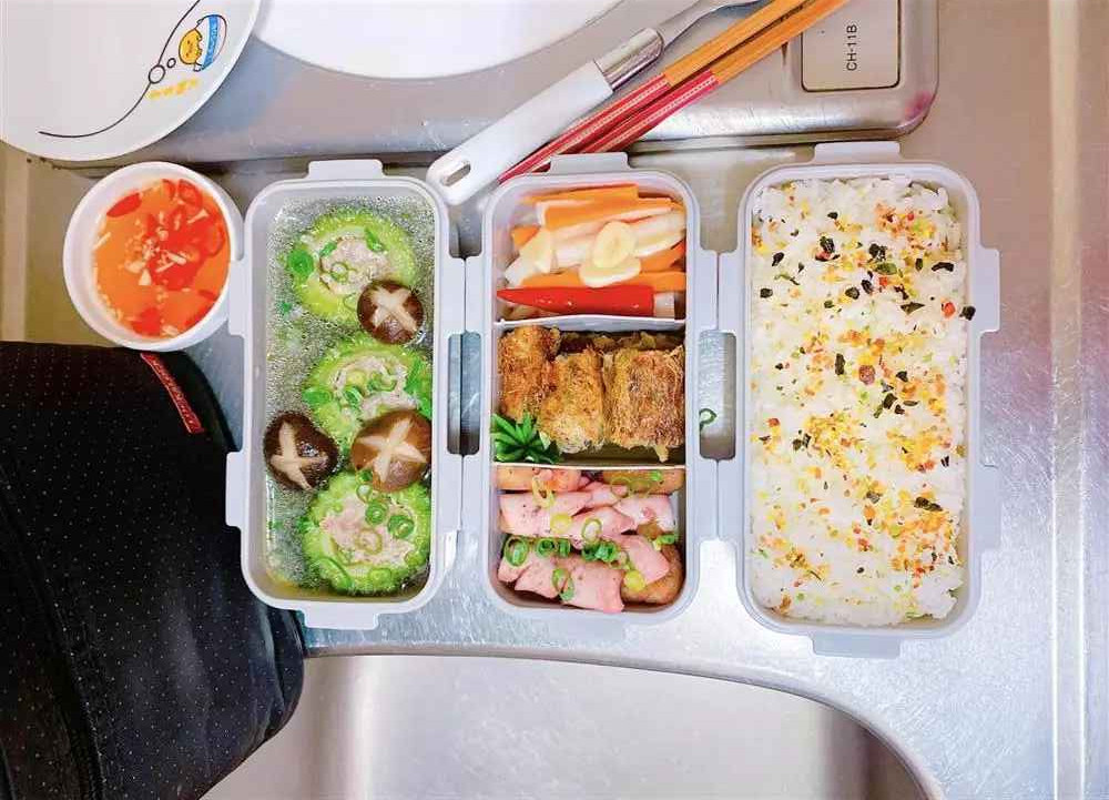 Bên cạnh trào lưu khoe loạt mâm cơm tự nấu, mới đây, cô vợ trẻ Hạnh Mangosteen (sống ở Nhật Bản) khiến cư dân mạng rần rần với những hình ảnh hộp cơm trưa chuẩn bị cho chồng mang đi làm.