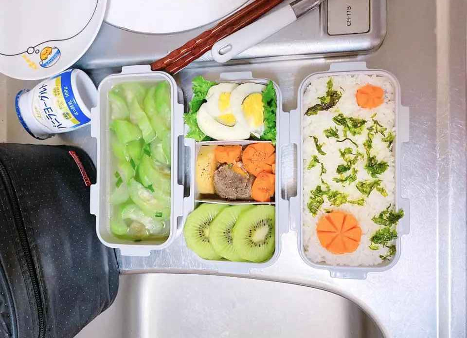 Mỗi hộp cơm trưa đều có đủ món mặn, món xào, rau, vợ đảm cũng rất chăm chỉ đổi món để chồng ăn không chán.