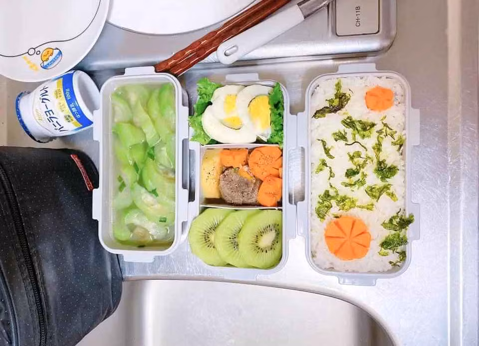 Mỗi hộp cơm trưa đều có đủ món mặn, món xào, rau, vợ đảm cũng rất chăm chỉ đổi món để chồng ăn không chán.