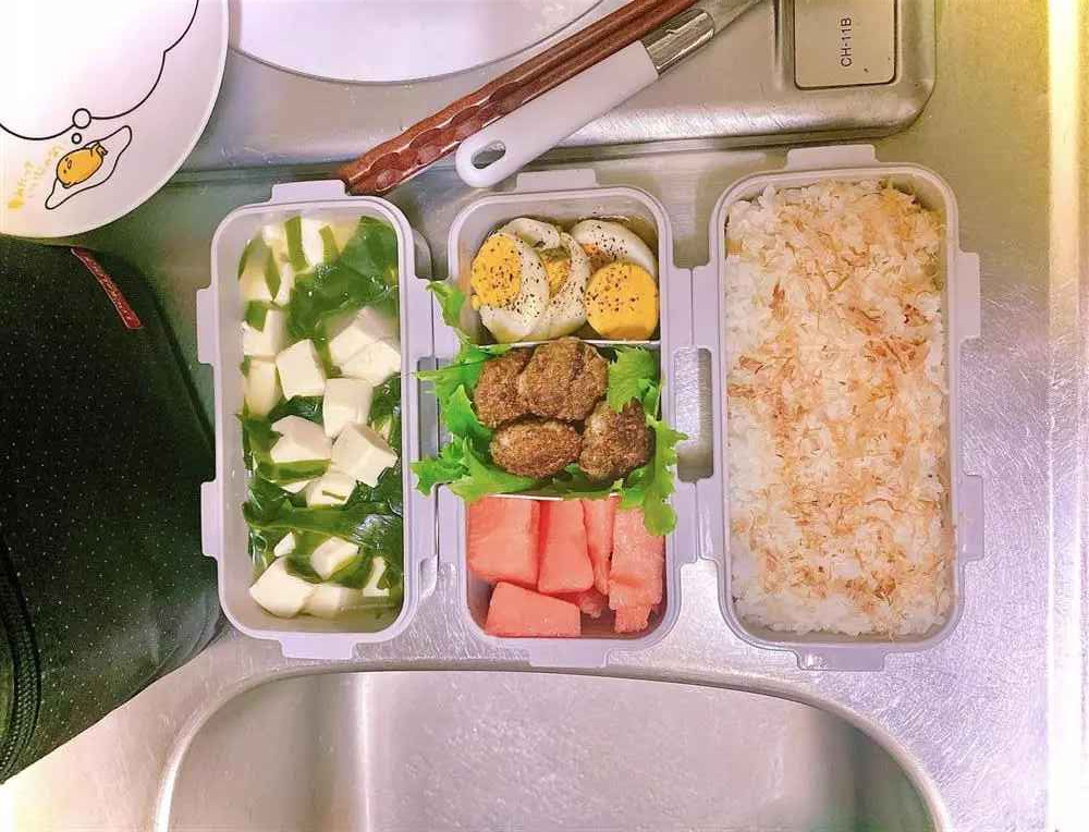 Ở Nhật, đồ ăn sẽ được mua ở siêu thị và không có chợ hằng ngày như ở Việt Nam. Vì vậy, để tiết kiệm thời gian đi lại, 1 tuần Hạnh cùng chồng đi siêu thị 1 lần và khi về sẽ chia thực phẩm vào hộp để bảo quản trong tủ lạnh.