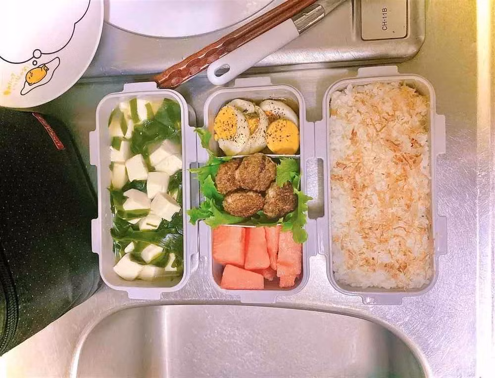 Ở Nhật, đồ ăn sẽ được mua ở siêu thị và không có chợ hằng ngày như ở Việt Nam. Vì vậy, để tiết kiệm thời gian đi lại, 1 tuần Hạnh cùng chồng đi siêu thị 1 lần và khi về sẽ chia thực phẩm vào hộp để bảo quản trong tủ lạnh.