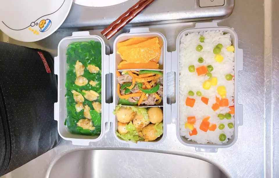 Để thời gian buổi sáng chuẩn bị cơm hộp nhanh hơn, cô sẽ sơ chế sẵn rau, củ, thịt, cá,... khi cần chỉ lấy ra và chế biến sẽ tiện hơn.