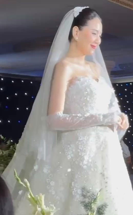 Đám cưới hôm 27/12 của Mai Ngọc được tổ chức ở trung tâm tiệc cưới do nhà chồng điều hành. Không gian tiệc cưới được trang trí sang trọng, lộng lẫy.