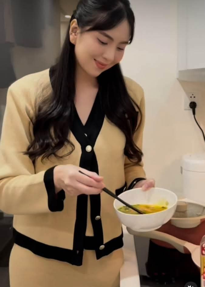 Mai Ngọc sinh năm 1990 tại Hà Nội. Thời là học sinh trường THPT Hà Nội - Amsterdam, cô là hot girl, thường xuất hiện trên nhiều tờ báo dành cho học sinh, sinh viên như Hoa Học Trò, 2!.