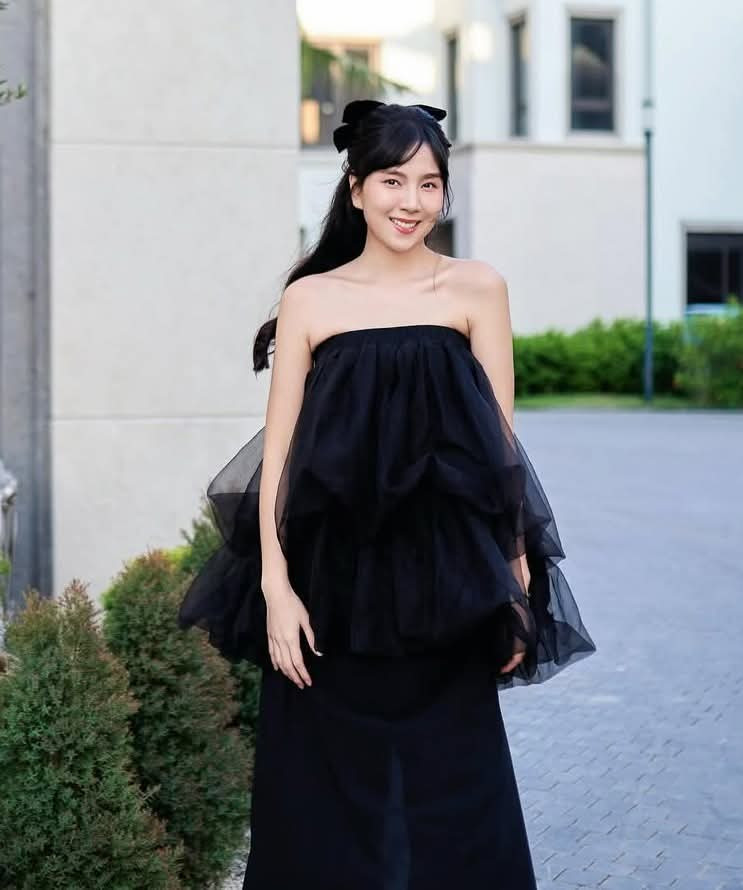 Sáng 31/12, ngày cuối năm cũng là ngày sinh nhật, Mai Ngọc công khai chuyện đã kết hôn. Nữ MC mặc áo dài trắng, đội voan cùng chồng đi đăng ký kết hôn dưới sự chứng kiến của những người bạn thân thiết.