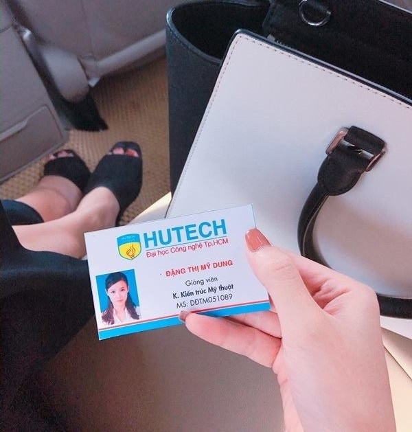Cụ thể, nữ giảng viên ĐH Hutech có viết: "Khoa Kinh tế - Thương mại của trường đợt này đầu tư hẳn một bộ hình profile thật xịn cho các thầy cô trong khoa. Mình cũng có thêm vài tấm xinh xẻo kỉ niệm. Nhanh quá, mới đó mà mình đã gắn bó với trường được 3 năm hơn rồi. Nhanh thật, nhanh thật đấy".