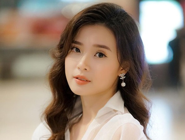 Ngoài thời gian dành cho công việc kinh doanh, nghệ thuật, Midu còn làm giảng viên tại khoa Kiến trúc Mỹ thuật, trường Đại học Hutech từ tháng 5/2017.