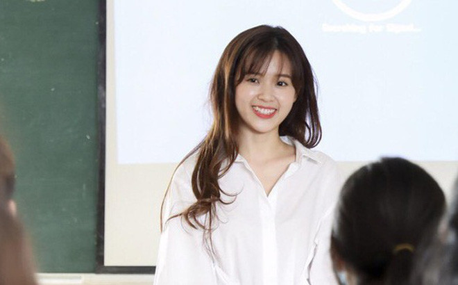 Du đi dạy ở trường cũng đã gần 4 năm rồi, môi trường và các em sinh viên đều rất năng động và nhiệt huyết. Nhưng vì là người theo đuổi nghệ thuật nữa nên Du rất ít khi chia sẻ công việc đi dạy với mọi người. Lâu lâu bật mí một chút thế này thôi". Midu viết thêm.