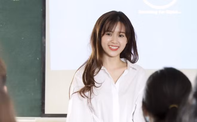 Du đi dạy ở trường cũng đã gần 4 năm rồi, môi trường và các em sinh viên đều rất năng động và nhiệt huyết. Nhưng vì là người theo đuổi nghệ thuật nữa nên Du rất ít khi chia sẻ công việc đi dạy với mọi người. Lâu lâu bật mí một chút thế này thôi". Midu viết thêm.