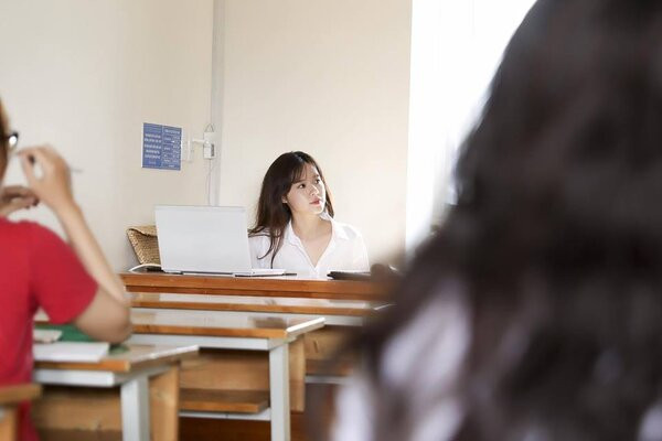 Hot girl này từng cho biết: "Chắc mọi người cũng thắc mắc Du đi dạy trông sẽ như thế nào? Hôm nay sẵn lên trường chấm thi Du chụp lại một ít hình ảnh của trường cho mọi người xem. Trường Du dạy có đầy đủ nơi vui chơi, giải trí trong khuôn viên trường, xịn lắm nhé. Lên thang máy thì các em sinh viên luôn có văn hoá xếp hàng và nhường các thầy cô đi trước....