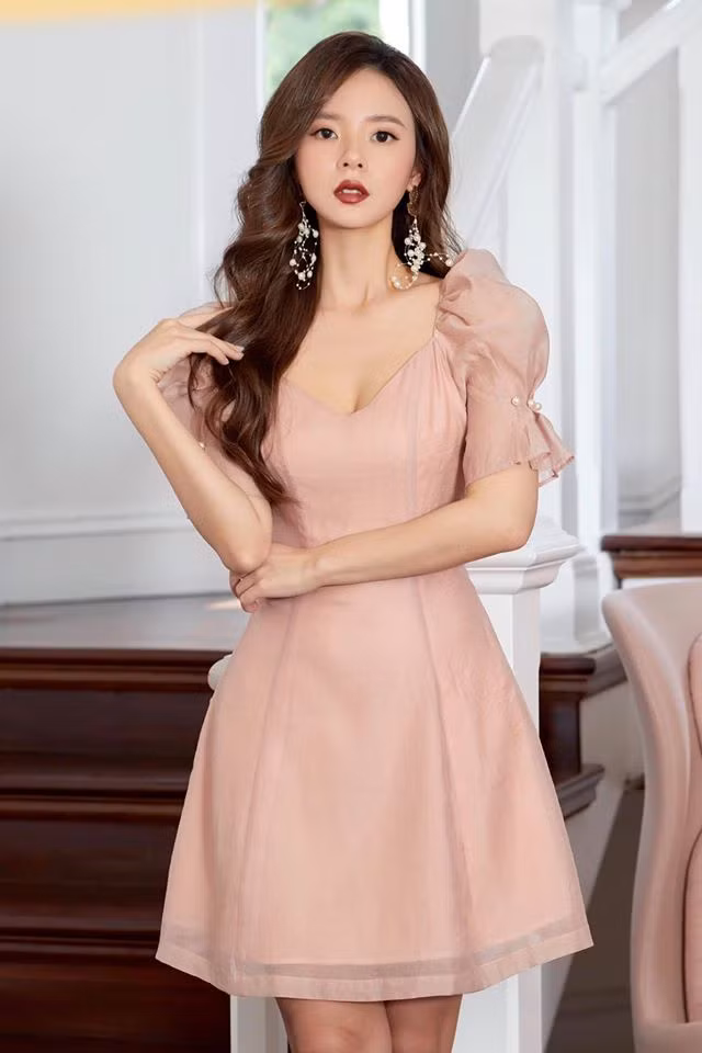 Ở tuổi 31, goài công việc kinh doanh thuận lợi, sở hữu vô số hàng hiệu, bất động sản, hot girl Midu hiện là giảng viên của một trường đại học nổi tiếng trên địa bàn TP. HCM.