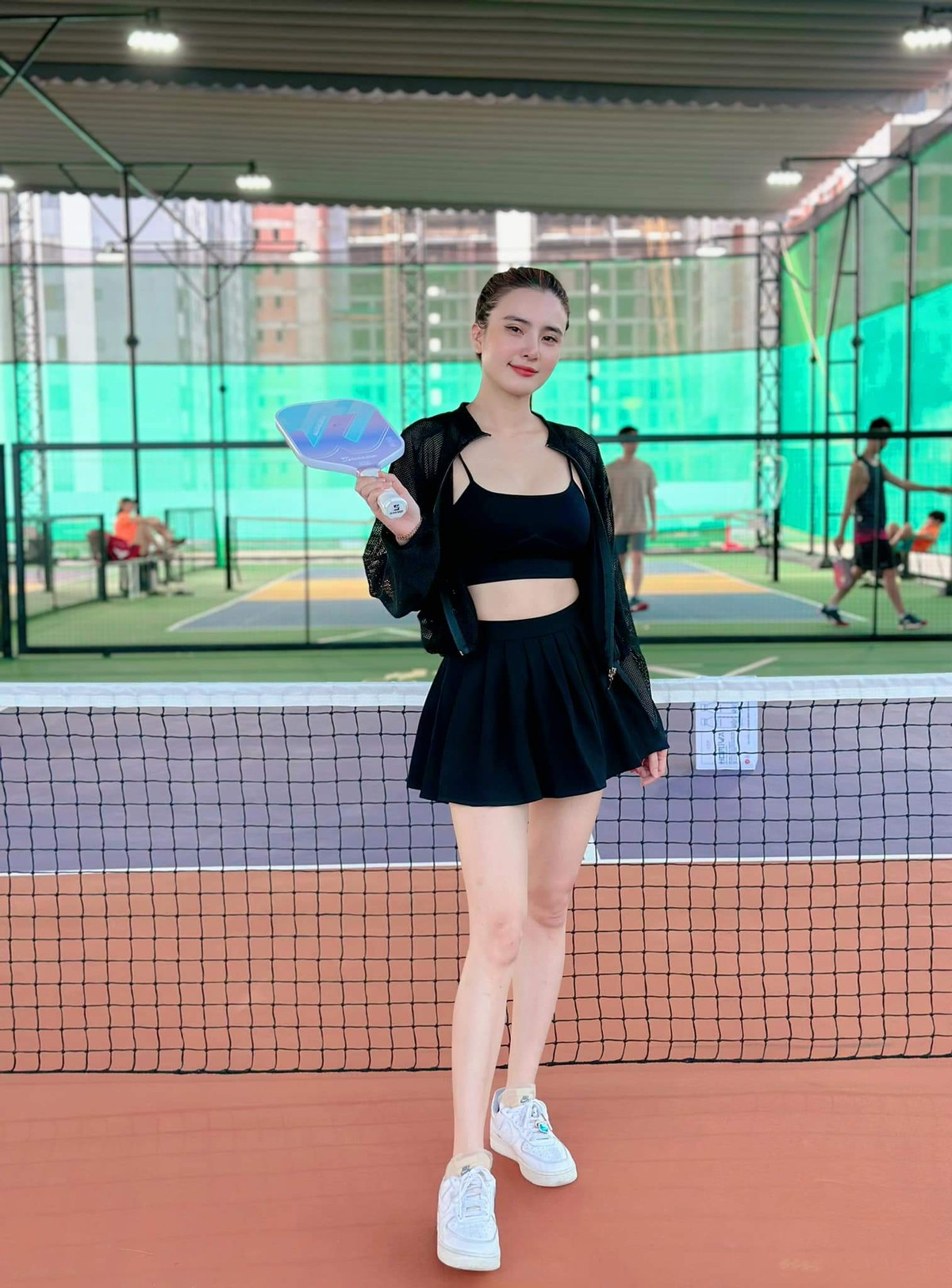 Để không vướng chuyện chỉ trích trang phục phản cảm khi chơi thể thao, Khánh Chi khéo léo mặc một chiếc áo khoác ra ngoài áo dây.