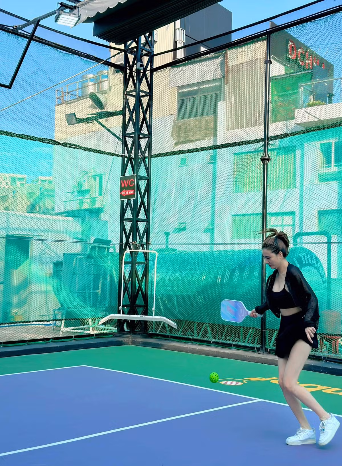 Lê Khánh Chi lên xe hoa vào năm 2014, sau đó năm 2015 cô sinh con gái đầu lòng. Tưởng chừng như cuộc hôn nhân viên mãn nhưng chẳng lâu sau cô và chồng lại "đường ai nấy đi". Cô trở thành mẹ đơn thân và bắt đầu hành trình nuôi dạy con một mình trong nhiều năm qua.