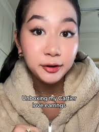 Chloe Liem không phải là người duy nhất có công việc "làm con gái ở nhà". Năm 2022, Roma Abdesselam (đến từ New York, Mỹ) nổi tiếng khi chia sẻ cuộc sống hàng ngày với tư cách là con gái ở nhà toàn thời gian. Công việc của cô là tiêu tiền của bố mẹ, đi tập thể thao và mua sắm tại các cửa hàng sang trọng.