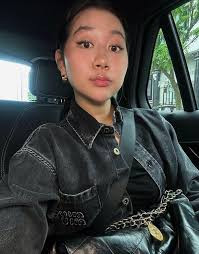 "Tôi đi xe của bố mẹ nên không mất khoản nào. Tiền tiêu trong ngày cũng đều là tiền trong thẻ tín dụng của bố", Chloe cho hay.