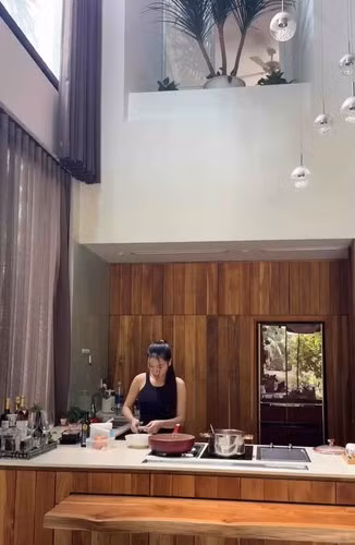 Vợ chồng Đặng Văn Lâm dành thời gian rảnh rỗi để cùng nhau tập luyện trong phòng gym.