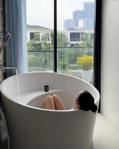 Trước đây, thủ môn Đặng Văn Lâm và vợ ở căn chung cư cao cấp tại TP.HCM nhưng mới đây khi thủ thành Việt kiều đổi CLB thi đấu, cặp đôi ra sống tại căn biệt thự đảo bạc tỷ nằm ở Ecopark, Hưng Yên.