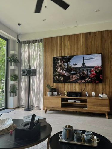 Yến Xuân diện đồ giản dị ở nhà, dáng vẻ khi vun vén, chăm sóc gia đình nhận về nhiều thiện cảm. Lúc Văn Lâm cho chim ăn, vợ anh ngồi cắm hoa trên chiếc bàn trong vườn.