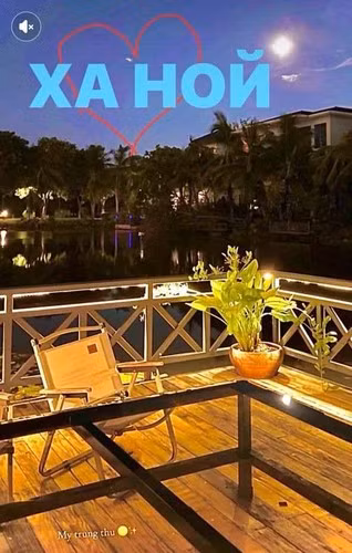 Bữa tối, Yến Xuân nấu một bữa ăn dinh dưỡng, chờ Văn Lâm đi tập về rồi cả hai cùng ăn tối trong căn nhà ấm áp. Cặp đôi tận hưởng cuộc sống vợ chồng son như nhiều gia đình khác, bình yên và tránh xa drama ồn ào.