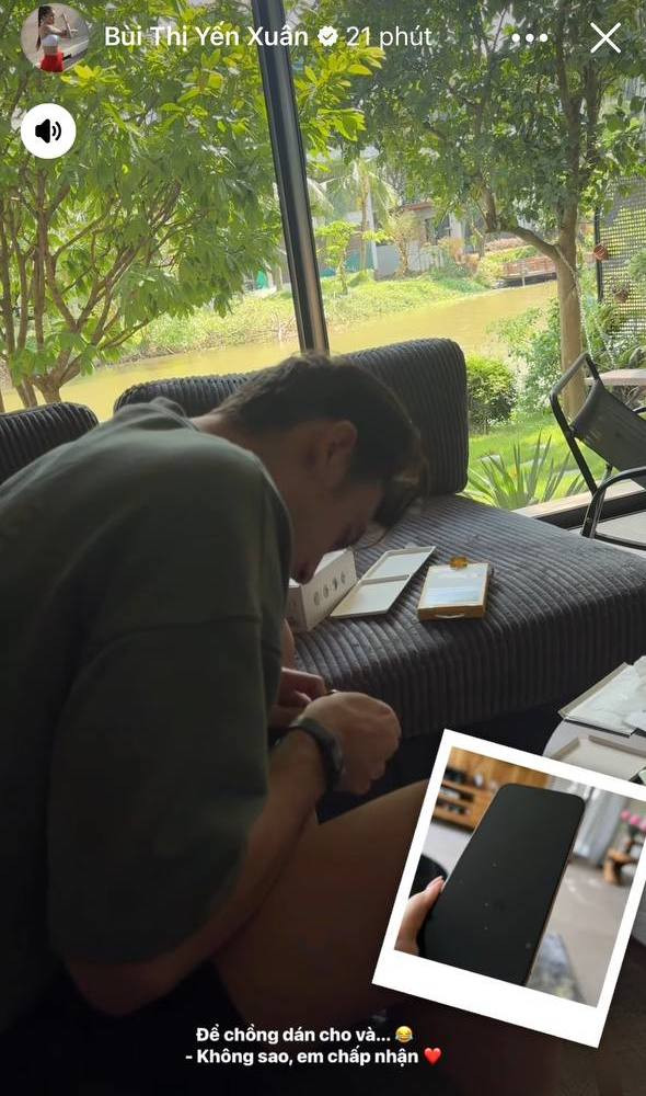 Khi Văn Lâm tưới cây, Yến Xuân cầm chổi quét dọn lá cây khô rơi rụng trên lối đi.