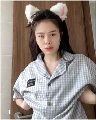 Vì khá trau chuốt vẻ bề ngoài nên dù mặt mộc hay trang điểm thì người đẹp Gen Z này vẫn gây ấn tượng với làm da trắng trẻo.