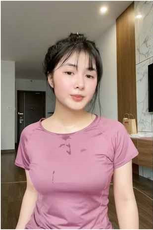 Khi khoe mặt mộc sương sương, cô nàng khiến dân tình phải trầm trồ vì làn da căng mướt, không khác nhiều so với lúc trang điểm.