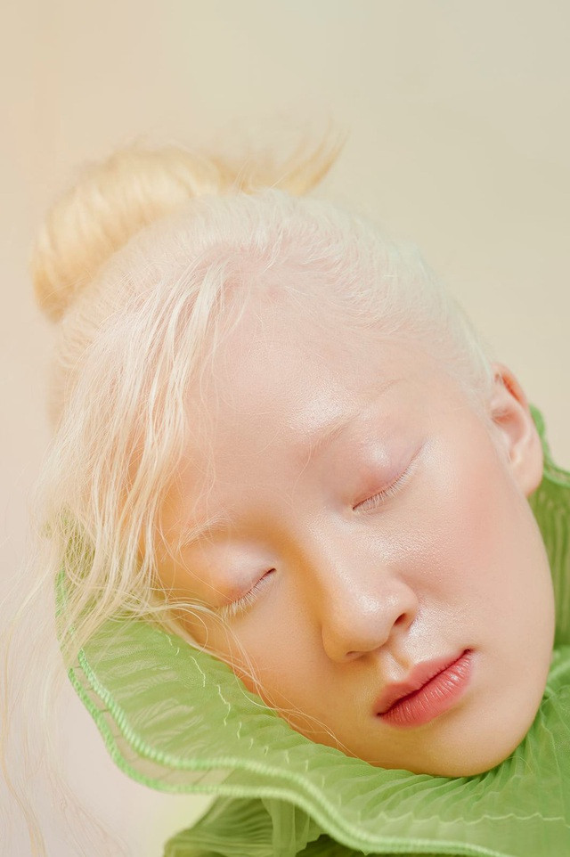 Chia sẻ về những trải nghiệm cá nhân, Quỳnh cho biết việc có cơ hội làm việc với các nhiếp ảnh gia, nghệ sĩ make up, stylist... nổi tiếng, cũng như được hóa thân thành nhiều hình tượng khác nhau, được xuất hiện trên nhiều trang tin nổi tiếng là điều tuyệt vời mà nhiều cô gái mơ ước.