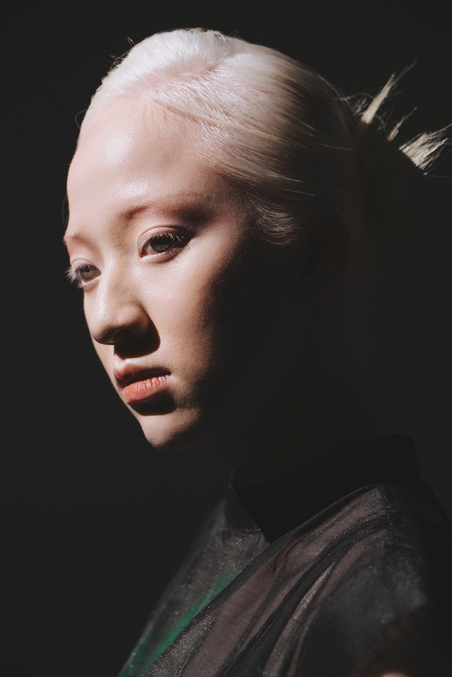 Với nét đẹp mơ màng khó trộn lẫn, cô gái bạch tạng dễ dàng hóa thân vào nhiều concept chụp ảnh khác nhau.